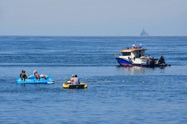 Vladivostok, Rusya Federasyonu, Temmuz, 29,2018. Acil durum tekne ve diğer küçük tekneler Amur Bay ayında Vladivostok