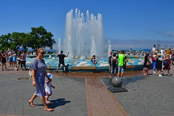 Vladivostok Rusland Juli 2018 Moeder Met Kleine Dochter Lopen Buurt — Stockfoto