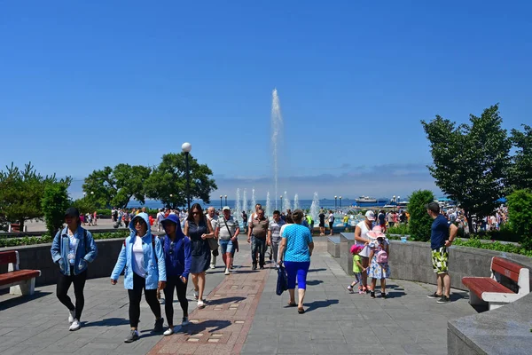 Vladivostok Rusia Julio 2018 Ciudadanos Invitados Vladivostok Caminando Cerca Fuente — Foto de Stock