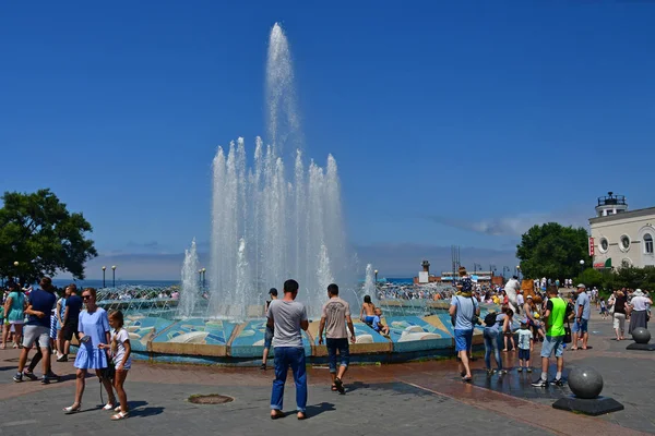 Vladivostok Rusko Červenec 2018 Občané Hosté Vladivostok Chůze Blízkosti Kašny — Stock fotografie