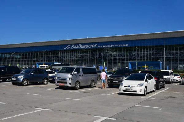 Władywostok Rosja Lipca 2018 Samochody Płatny Parking Przed Lotniskiem Lotnisko — Zdjęcie stockowe