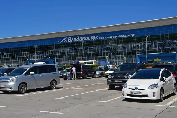 Владивосток Росія Липень 2018 Автомобілів Платного Паркування Навпроти Аеропорту Knevichi — стокове фото