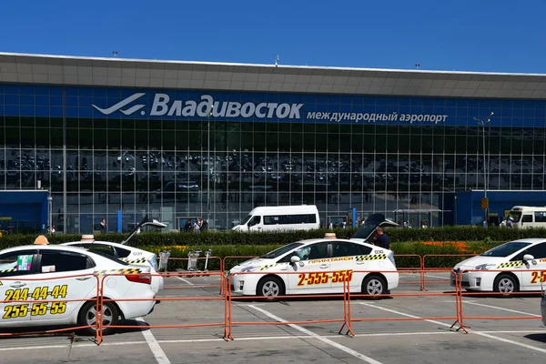 Vladivostok Ryssland Juli 2018 Taxi Bilar Framför Flygplatsen Knevichi Vladivostok — Stockfoto