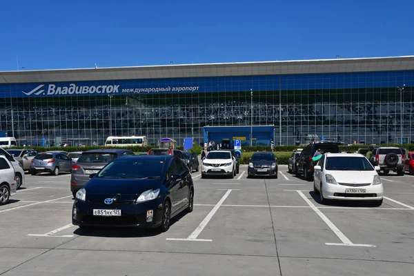 Владивосток Росія Липень 2018 Автомобілів Платного Паркування Навпроти Аеропорту Knevichi — стокове фото