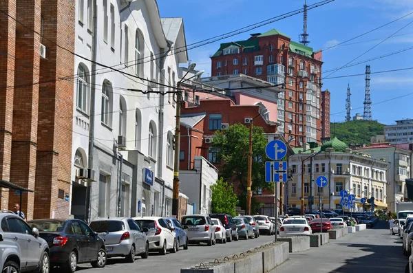 Vladivostok Rusko Srpen 2018 Auta Zaparkovaná Silnice Ulici Mordovtsev Létě — Stock fotografie
