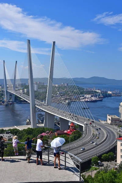 Vladivostok Rusia Agosto 2018 Turistas Mirando Puente Sobre Bahía Del —  Fotos de Stock