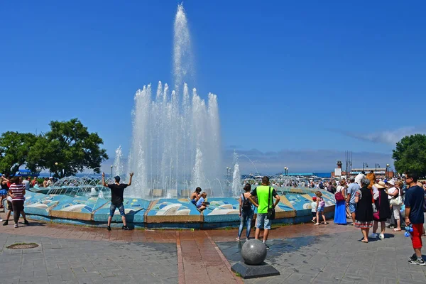 Władywostok Rosja Lipca 2018 Mieszkańcy Goście Vladivostok Spaceru Pobliżu Fontanny — Zdjęcie stockowe