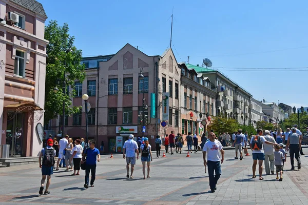 Vladivostok Russie Juillet 2018 Des Gens Marchent Dans Rue Amiral — Photo