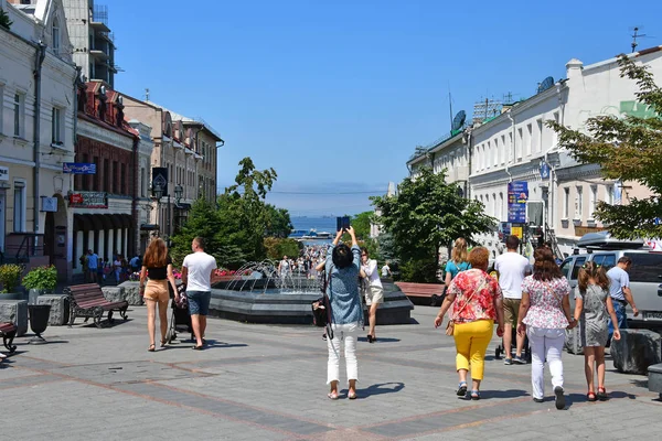 Владивосток Россия 2018 Люди Идут Улице Адмирала Фокина Июле — стоковое фото