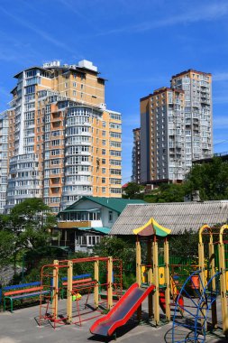 Vladivostok, Rusya, Ağustos, 01, 2018. Konut kompleksi arka bahçesi 