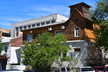  Vladivostok, Rusya, Ağustos, 01, 2018. Eski ev numarası 61 Fontannaya Caddesi üzerinde yaz aylarında  