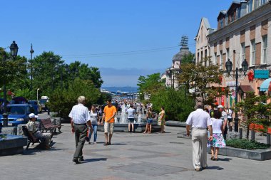 Vladivostok, Rusya Federasyonu, Temmuz, 29,2018. Temmuz ayında Amiral Fokin sokakta yürüyen insanlar