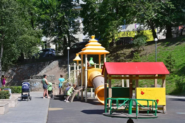 Vladivostok Rusia Agosto 2018 Los Padres Con Niños Caminando Parque — Foto de Stock