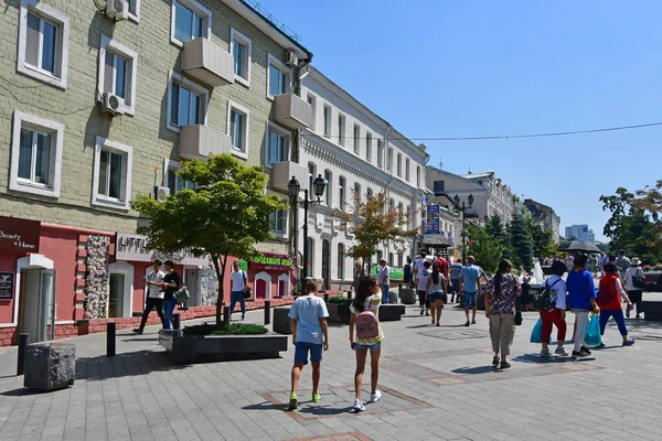 Vladivostok Rusia Julio 2018 Gente Caminando Por Calle Del Almirante — Foto de Stock