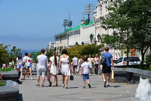 Vladivostok Russia Luglio 2018 Gente Che Cammina Strada Dell Ammiraglio — Foto Stock