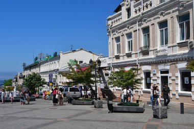 Vladivostok, Rusya Federasyonu, Temmuz, 29,2018. Güneşli bir günde Amiral Fokin sokakta yürüyen insanlar