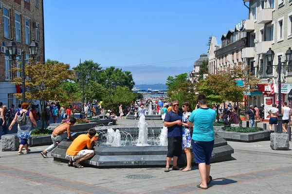 Vladivostok Rusia Julio 2018 Gente Caminando Por Calle Del Almirante — Foto de Stock