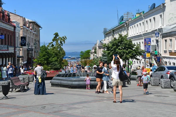 Vladivostok Rusko Červenec 2018 Lidí Kteří Jdou Ulici Admiral Fokin — Stock fotografie