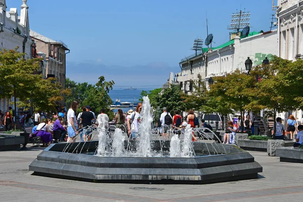 Vladivostok Russia Luglio 2018 Persone Che Camminano Strada Dell Ammiraglio — Foto Stock