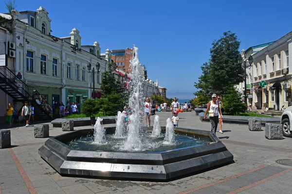 Владивосток Росія Липень 2018 Люди Йдуть Вулиці Адмірал Фокін Сонячний — стокове фото