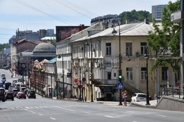 Vladivostok, Rusya Federasyonu, Temmuz, 29,2018. Araba Aleutskaya sokak üzerinde yaz aylarında vardır.