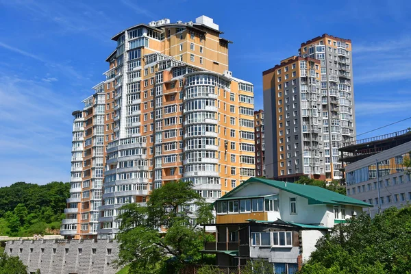 Vladivostok Russie Août 2018 Vieille Maison Sur Fond Complexe Résidentiel — Photo