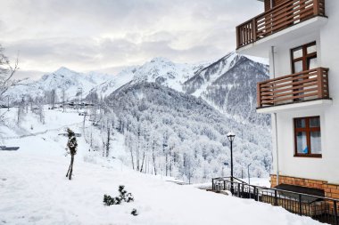 Rosa Khutor, Sochi, Rusya Federasyonu, Ocak, 26, 2018. Kış manzara Olimpiyat Köyü otelin pencere dışında. Sochi, Kayak Merkezi Rosa Khutor 