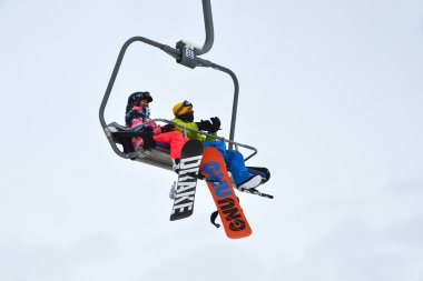 Rosa Khutor, Sochi, Rusya Federasyonu, bulutlu havalarda teleferik içinde 25 Ocak, snowboard. Rusya, Soçi, Kayak Merkezi 
