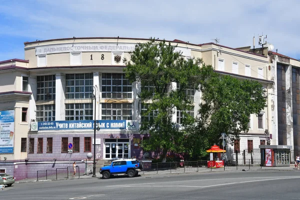 Vladivostok Rusia Agosto 2018 Coche Azul Cerca Uno Los Edificios — Foto de Stock
