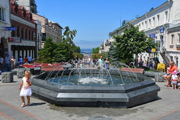 Vladivostok Rusia Julio 2018 Gente Caminando Por Calle Del Almirante — Foto de Stock