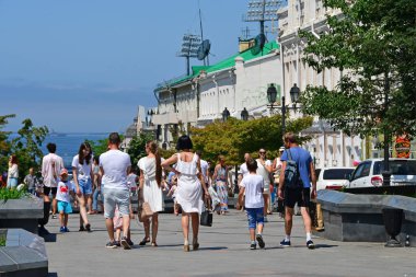 Vladivostok, Rusya Federasyonu, Temmuz, 29,2018. Güneşli bir günde Amiral Fokin sokakta yürüyen insanlar