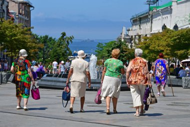 Vladivostok, Rusya Federasyonu, Temmuz, 29,2018. Vladivostok içinde yazında Amiral Fokin sokakta yürüme emekliler