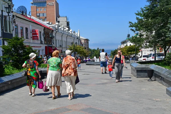 Владивосток Россия 2018 Пенсионеры Прогуливаются Улице Адмирала Фокина Летом Владивостоке — стоковое фото