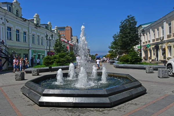 Vladivostok Rusia Julio 2018 Gente Caminando Por Calle Del Almirante —  Fotos de Stock