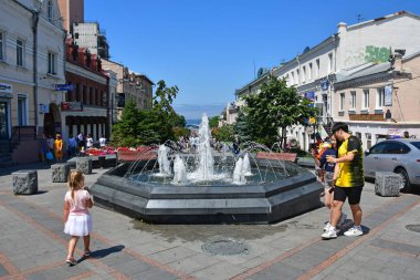 Vladivostok, Rusya Federasyonu, Temmuz, 29,2018. Güneşli bir günde Amiral Fokin sokakta yürüyen insanlar