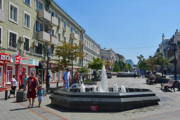 Vladivostok Rusia Julio 2018 Gente Caminando Por Calle Del Almirante — Foto de Stock