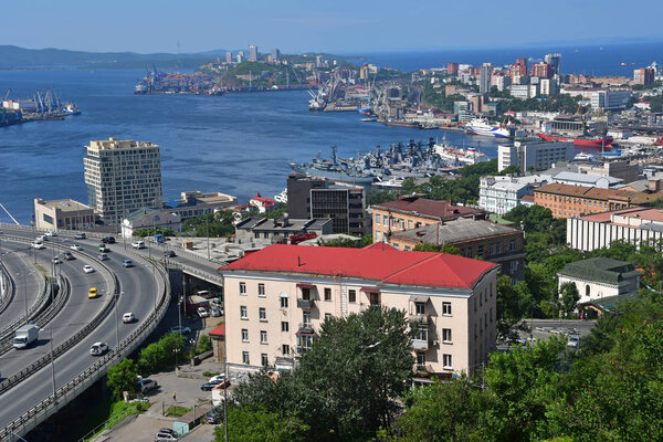 Владивосток, Россия, 01 августа 2018 года. Вид на летний Владивосток с смотровой площадки "Орлиное гнездо"
"