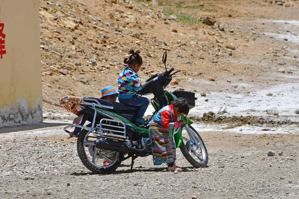 Tibet Kína 2018 Június Gyerekek Játszanak Egy Motorkerékpár Ganga Chu — Stock Fotó