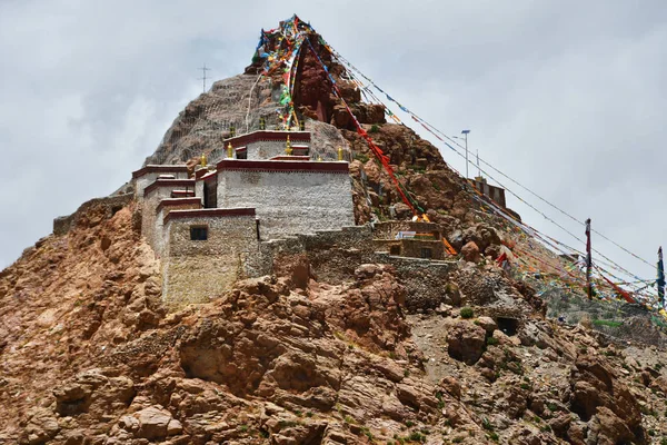 チベット ゴンパ修道院マナサロヴァル湖の岸の丘の上 — ストック写真