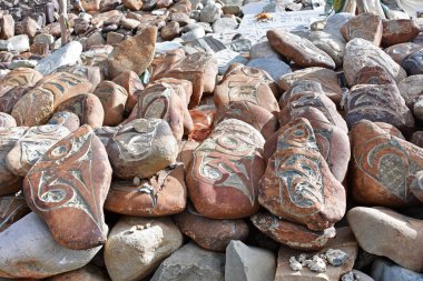 Tibet. Budist dua taşlarla mantralar ve ritüel çizimler Dorchen kasaba çevresinde mount Kailash izi üzerinde