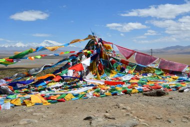 Tibet. Budist mantra ve ritüel çizimler Dorchen kasaba çevresinde mount Kailash izi üzerinde ritüel bayraklarıyla