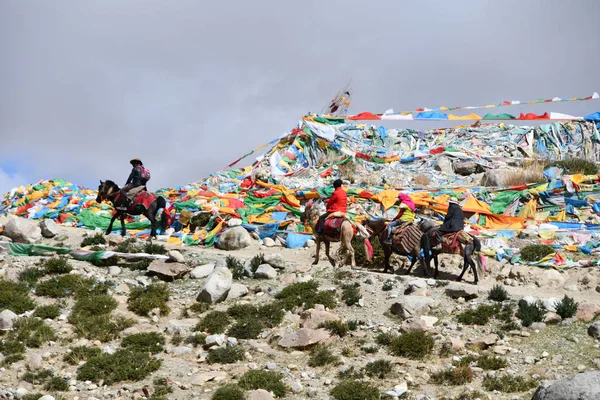 Dorchen Tibet Čína Června 2018 Mann Koněm Dělat Parikrama Kolem — Stock fotografie