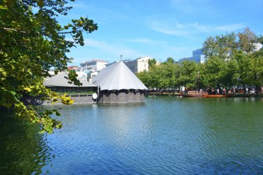 Rusya. Temiz havuz (Chistye Prudy) güneşli Ağustos günde, Moskova