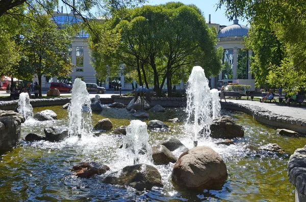 Mosca Russia Agosto 2018 Gente Che Cammina Vicino Fontana Chistoprudny — Foto Stock