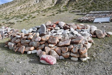 Tibet. Budist dua taşlarla mantralar ve ritüel çizimler Dorchen kasaba çevresinde mount Kailash izi üzerinde