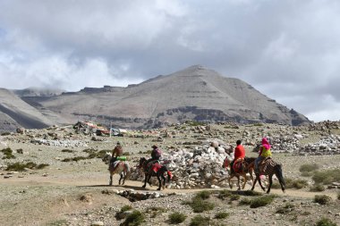 Dorchen, Tibet, Çin, Haziran, 18, 2018. Mann parikramaya Kailas çevresinde Tibet'te yapma bir atı ile