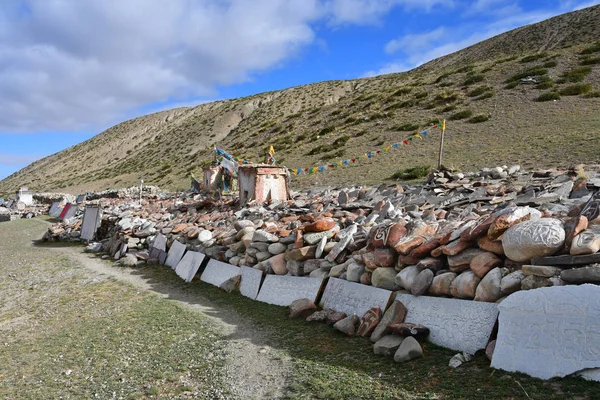 Tíbet Antiguas Estupas Piedras Oración Budistas Con Mantras Dibujos Rituales — Foto de Stock