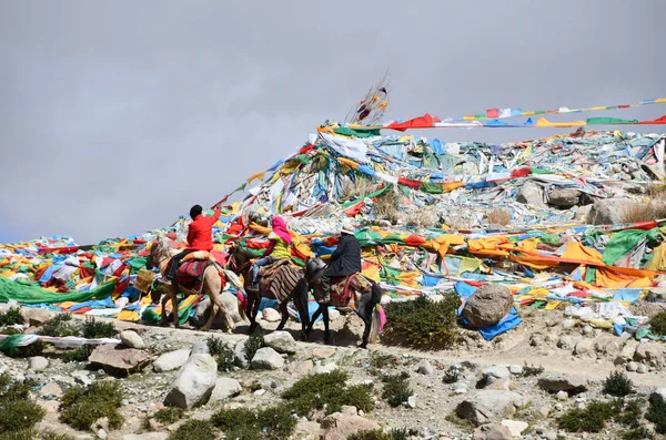 Dorchen Tibete China Junho 2018 Mann Com Cavalo Fazendo Parikrama — Fotografia de Stock