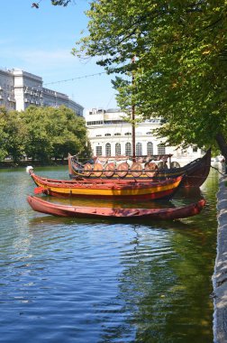 Moskova, Rusya, Ağustos, 12, 2018. Moskova, temiz havuz (Chistye Prudy). Viking Yaş, 9-11. yüzyıl gemi. Yeniden yapılanma