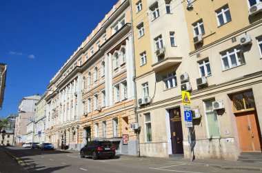 Moskova, Rusya, Ağustos, 12, 2018. Moskova'da Ağustos ayında Yakovoapostolsky şeritte arabalar